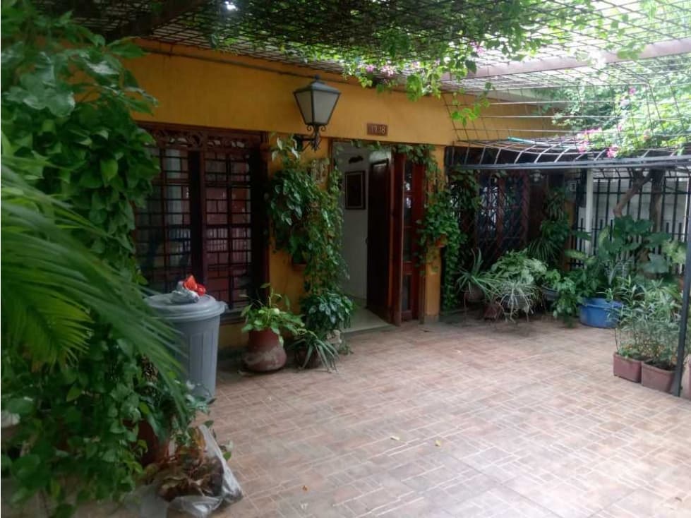 Amplia casa de 285m2 con vocación comercial, urbanización colón - 1