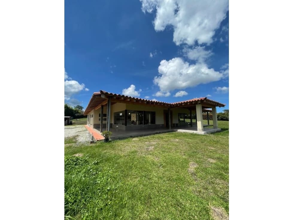 Amplia casa en urbanización cerrada en la Ceja - 1