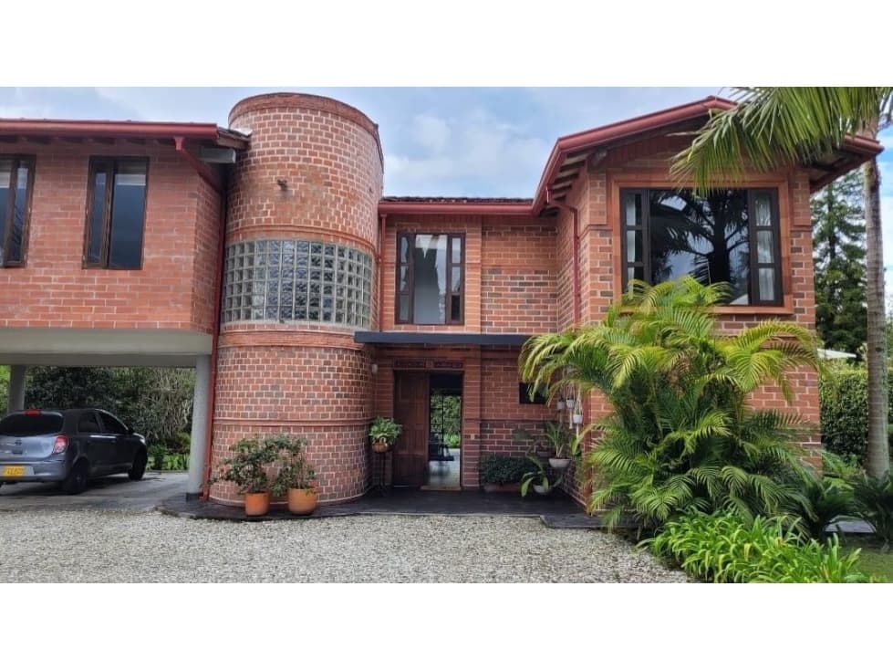 AMPLIA CASA PARA RENTA EN LLANOGRANDE - 1