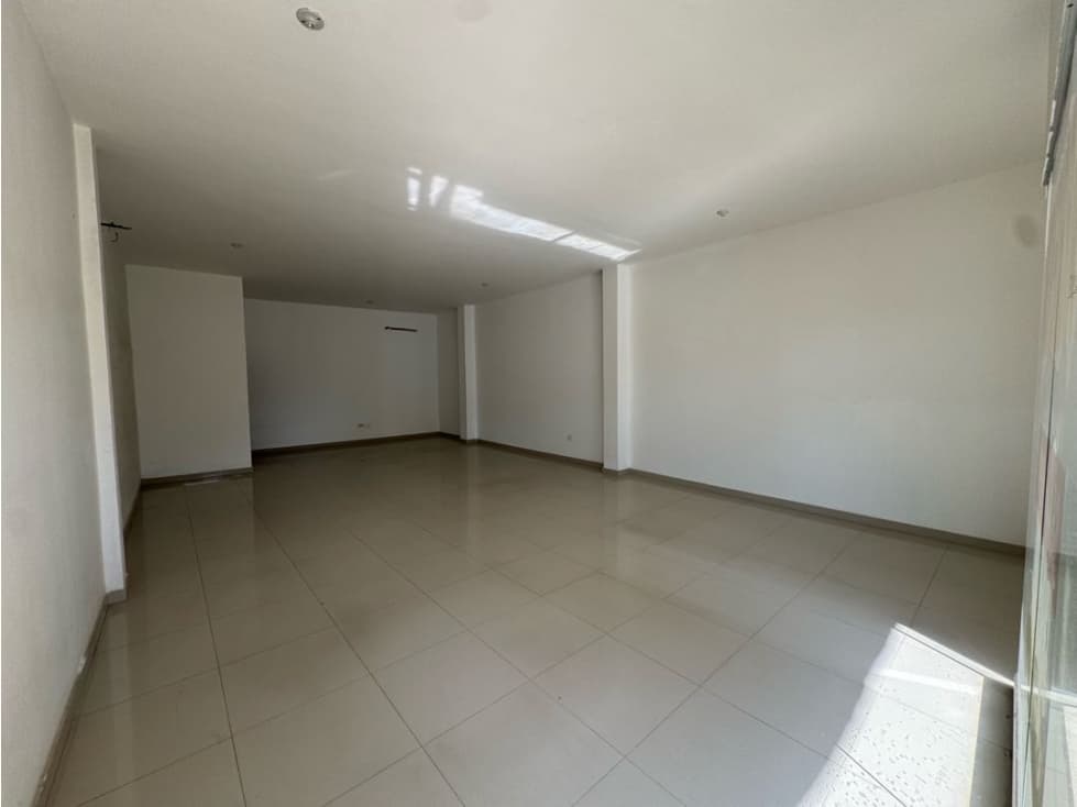 Amplio local comercial - 1