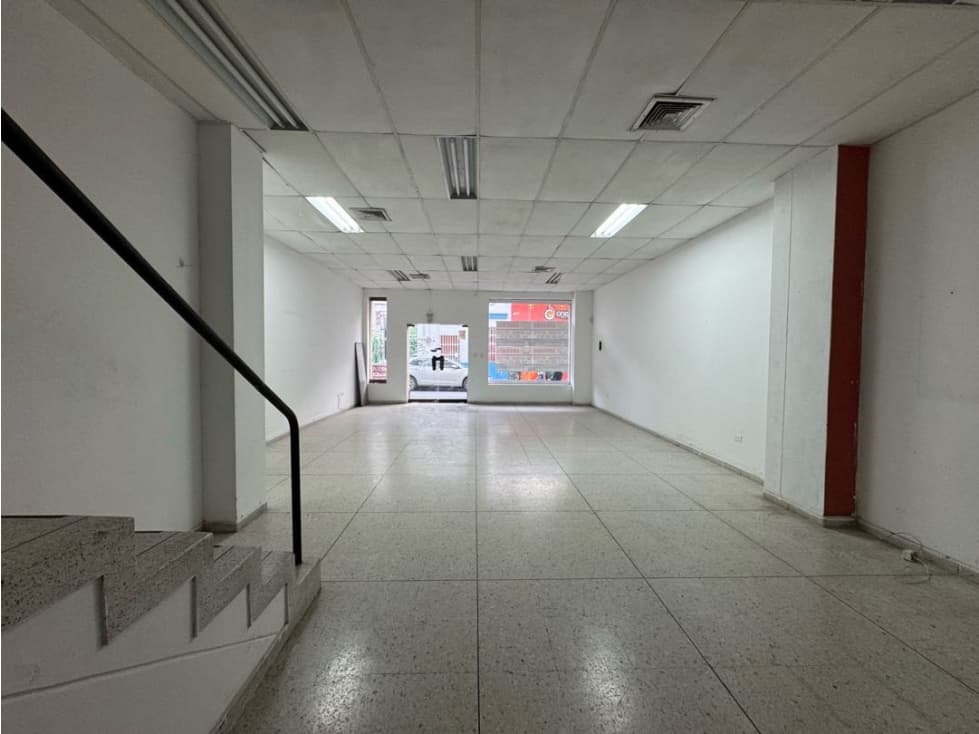 Amplio local en el centro histórico - 1