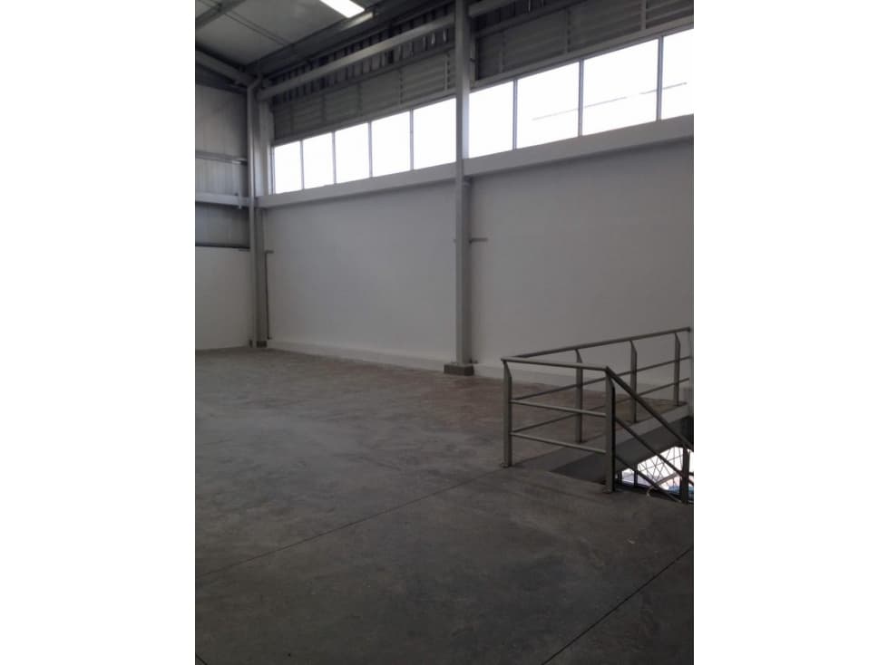 Arriendo bodega cerca a Cerritos - 1