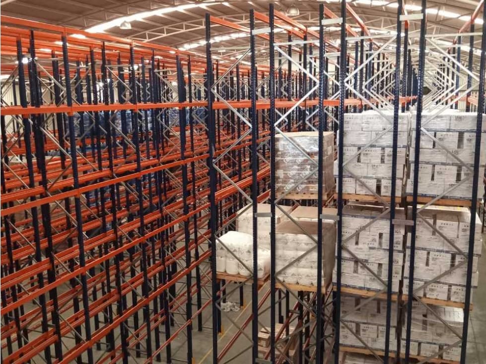 ARRIENDO BODEGA CON ESTANTERIA - 1