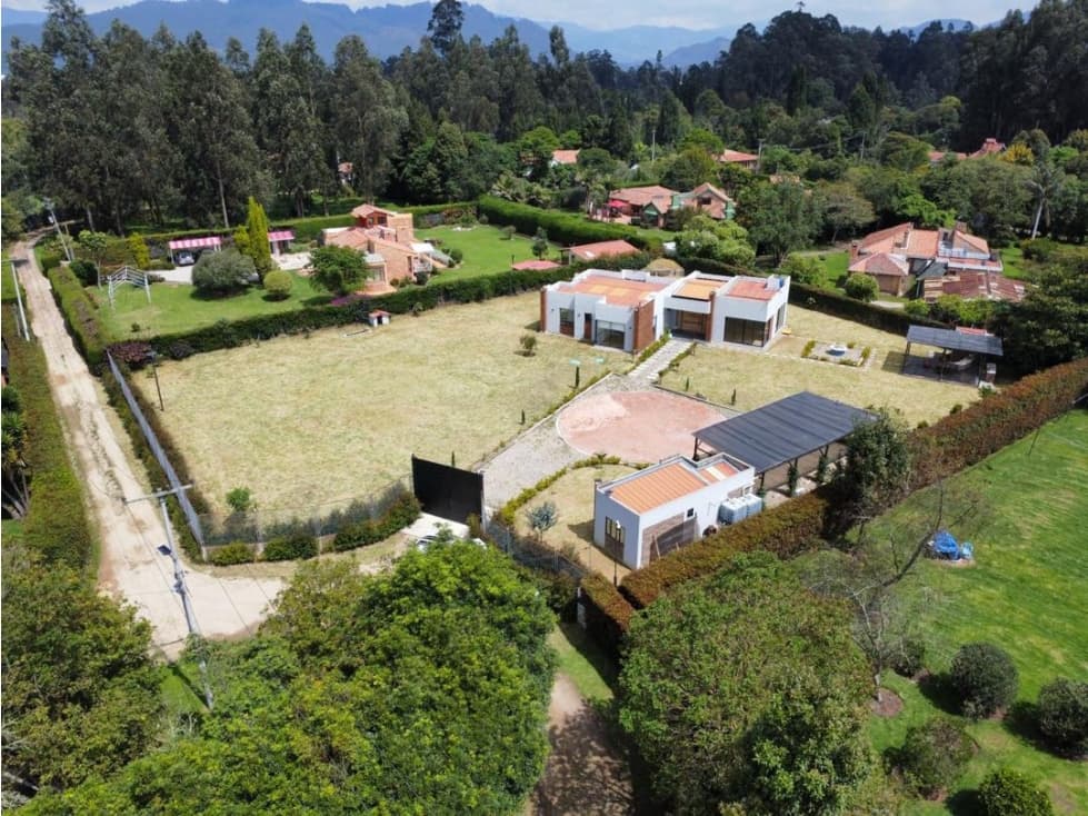 Arriendo casa campestre domitizada en Chia con lote de 3.200 m2 - 1