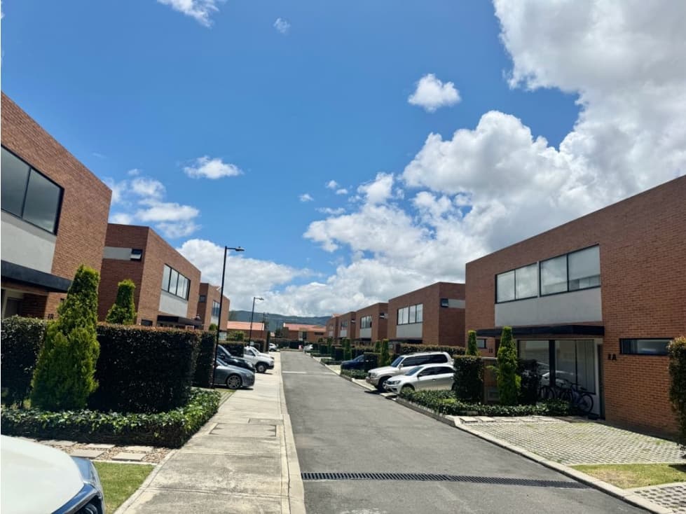 Arriendo casa campestre esquinera de dos niveles en Cajicá. - 1