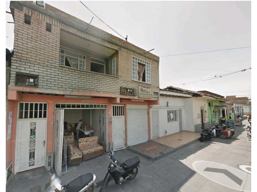 Casa alquilada con 9 apartamentos y 2 locales en zona comercial - 1