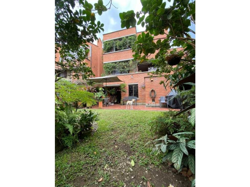 Casa con jardín para remodelar - 1