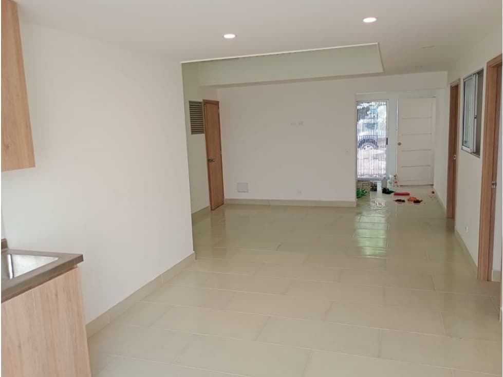 Casa con local primer piso sector estadio - 1