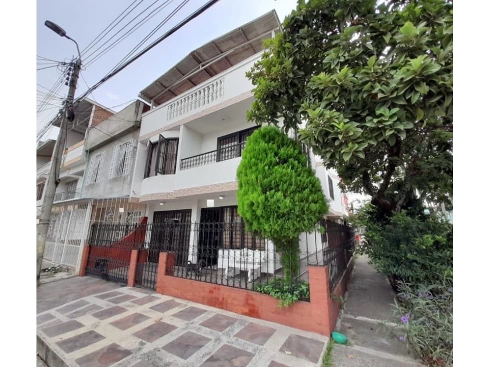Casa esquinera de dos pisos más terraza en venta Portal Del Recreo - 1