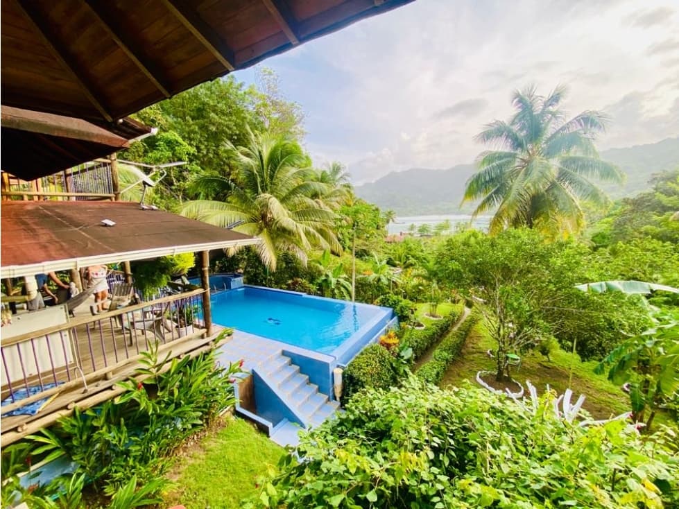 Casa de Playa con Piscina y Vista al Mar Rodeada de verde y Naturaleza - 1