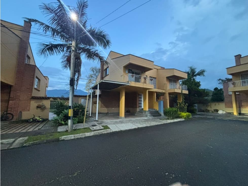 casa en la ceja en unidad cerrada con zona verde - 1