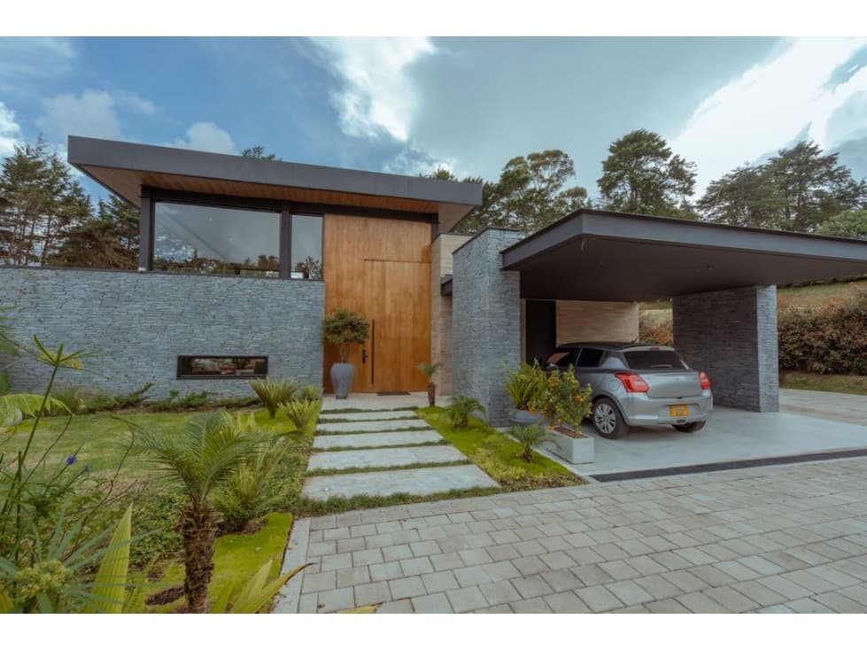 CASA EN VARIANTE DE PALMAS FRENTE A RESERVA FORESTAL - 1