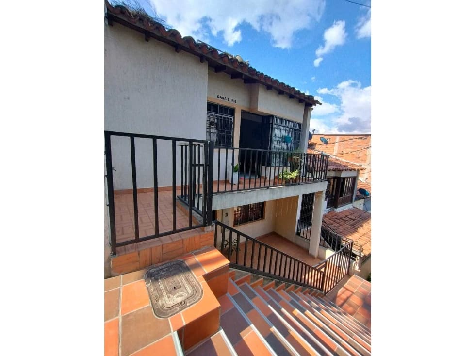 CASA EN VENTA ( 2 APTOS) EN BALCONES DE ALEJANDRIA/GIRON - 1