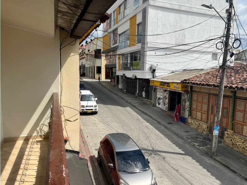 VENDO CASA HOTEL JUNTO AL PARQUE PRINCIPAL DE QUIMBAYA - 1