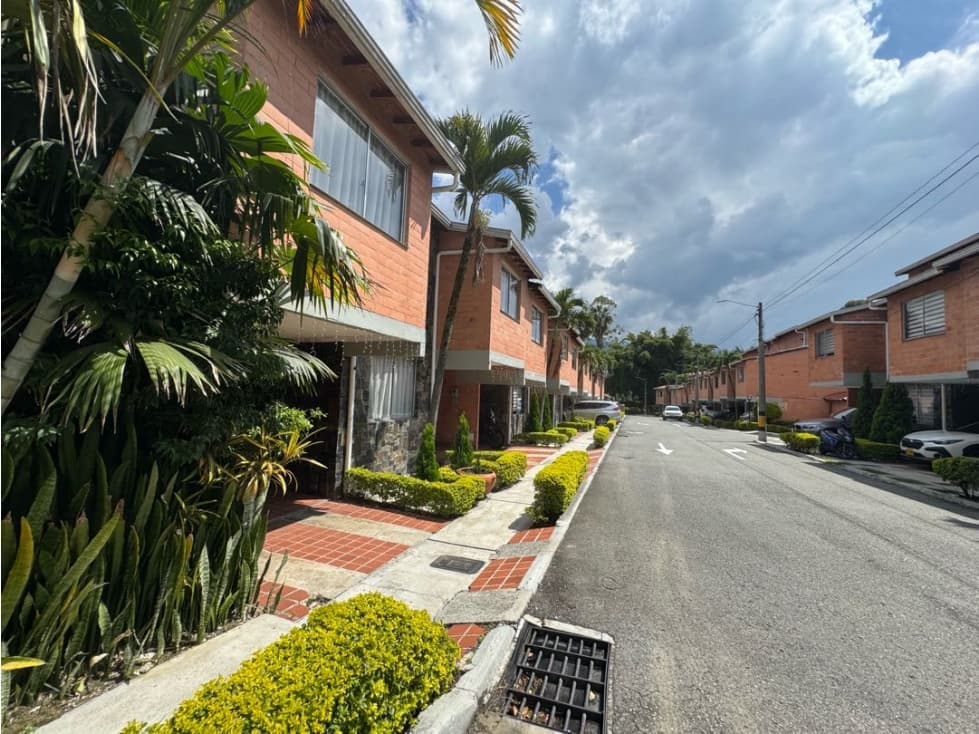 Casa sector SURAMÉRICA Itagui reformada full 4 alcobas - 1