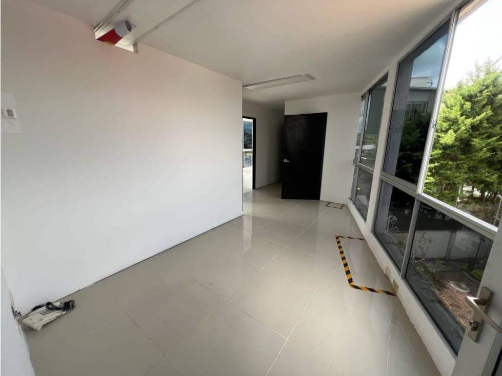 Consultorio en renta sobre la av centenario - 1