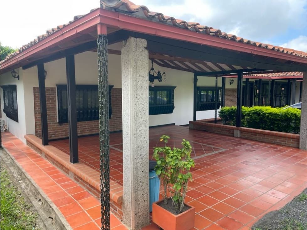 EN VENDE ACOGEDORA CASA CAMPESTRE AMOBLADA CON ARQUITECTURA RÚSTICA - 1