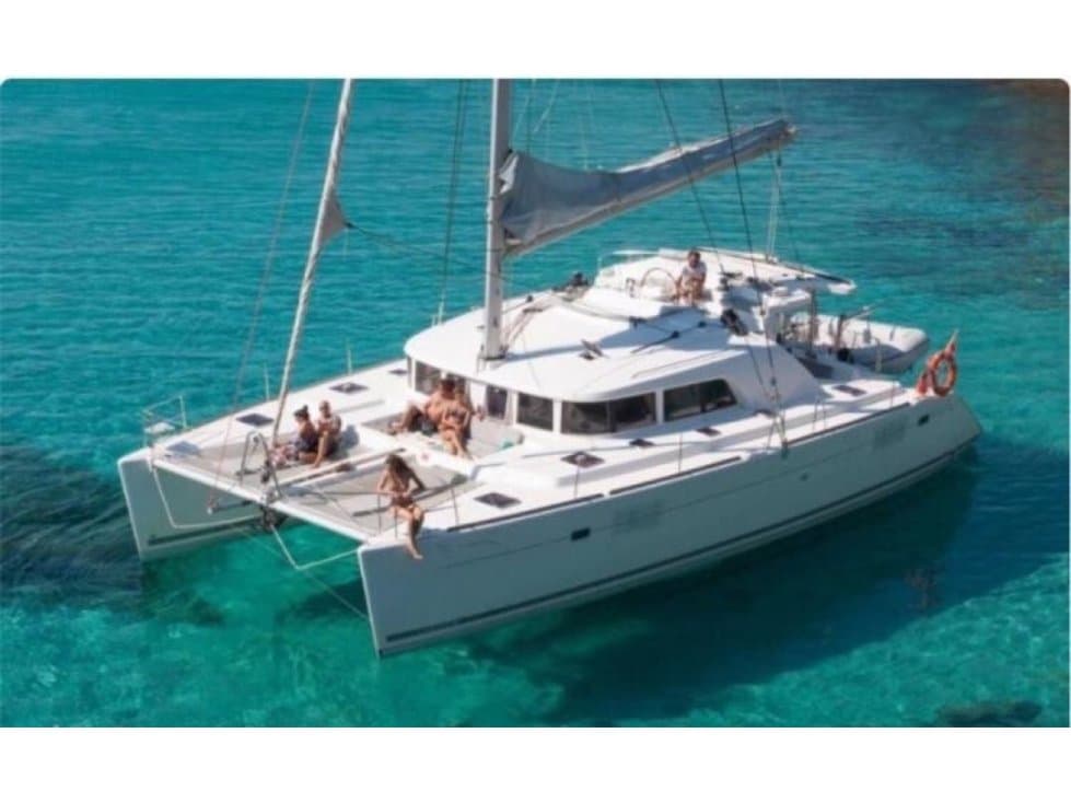 ENCANTADOR CATAMARAN PARA RENTA POR DÍA - 1