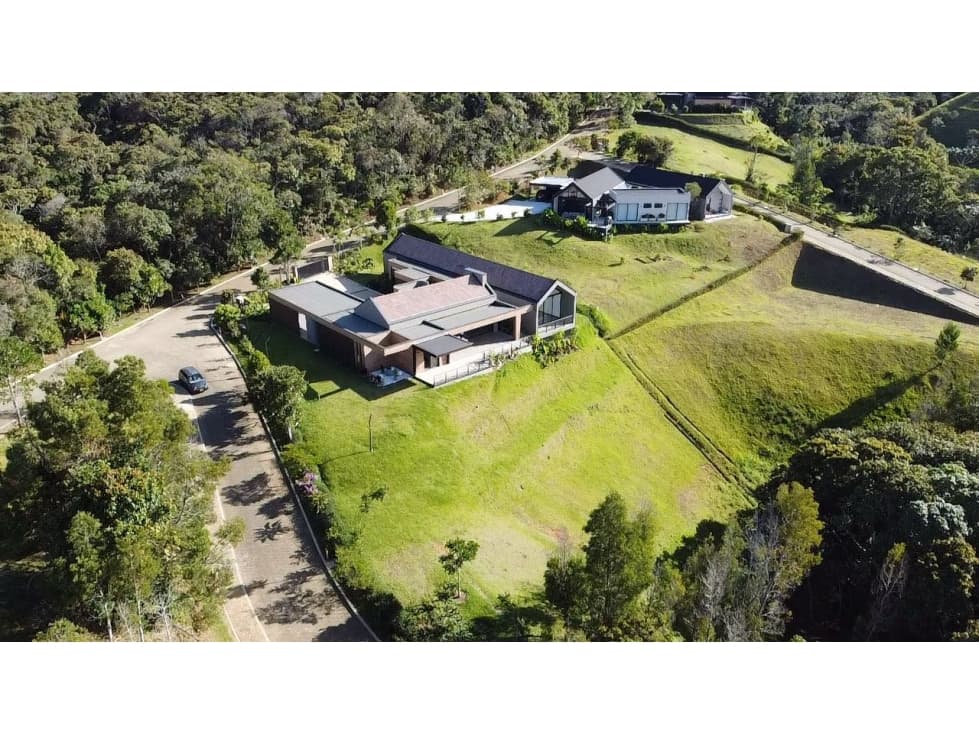 Espectacular casa campestre con vista en Llanogrande en Parcelacion - 1