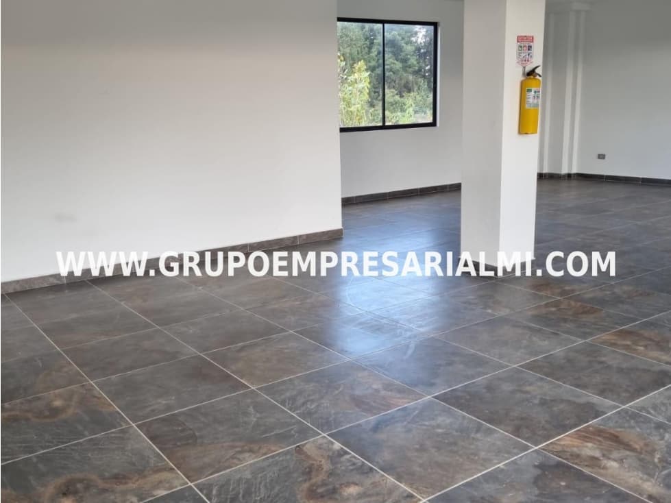 ESPECTACULAR LOCAL EN ARRIENDO - SECTOR EL ESCOBERO COD: 30499 - 1