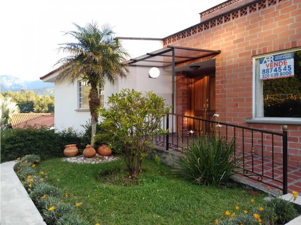 Gran Casa 4 alcobas Conjunto Cerrado El Trébol Manizales - 1