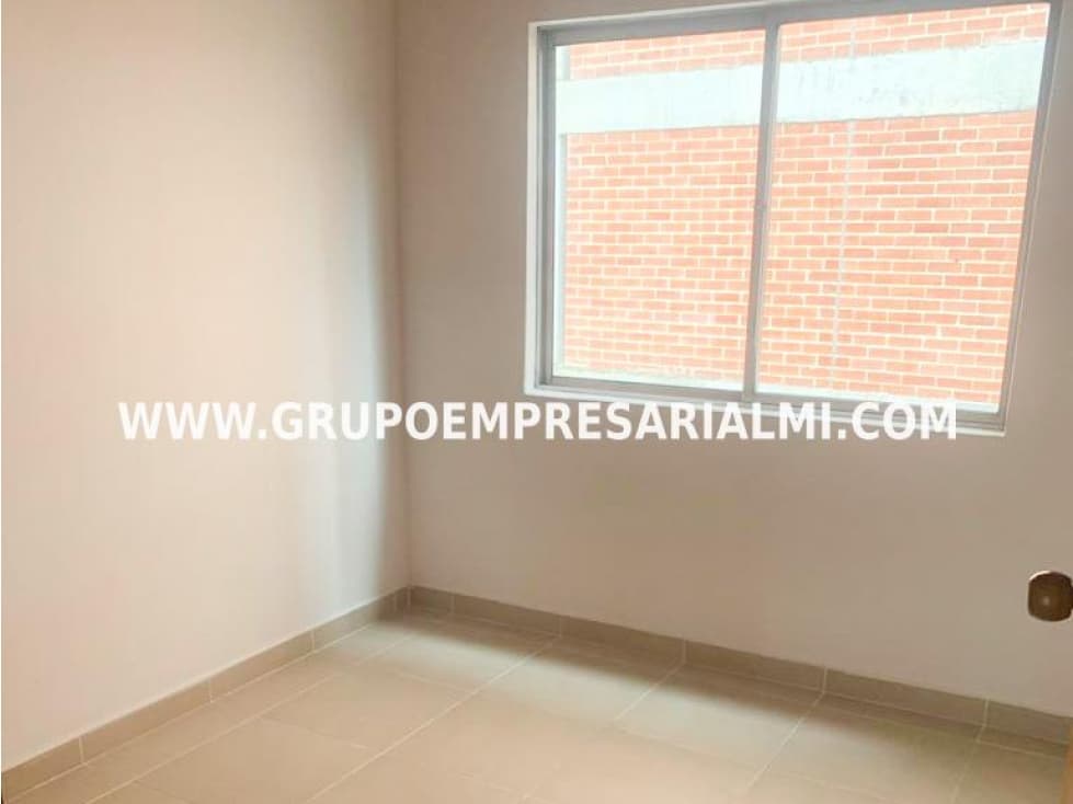HERMOSA CASA BIFAMILIAR EN VENTA - SECTOR LOS ALCÁZARES COD: 33257 - 1