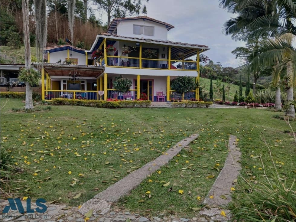 Hermosa finca con vista maravillosa(MLS#254610) - 1