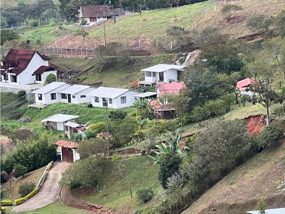 Lote Campestre con 3 casas construidas - 1