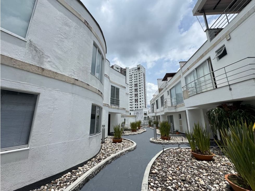 SE ALQUILA CASA DE 3 HABITACIONES EN PINARES , MUY AMPLIA Y TRANQUILA - 1