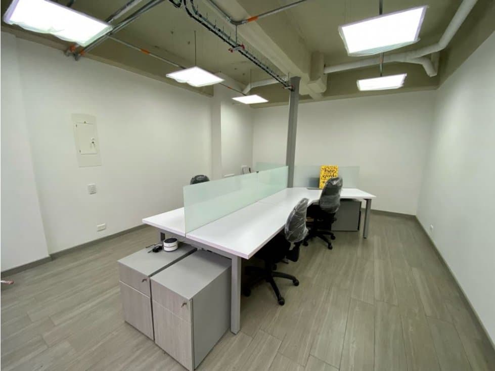 SE ARRIENDA OFICINA CENTRO EMPRESARIAL NOU - 1