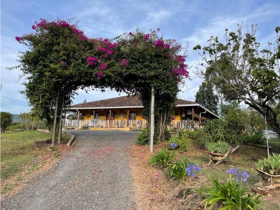 SE VENDE CASA CON PESEBRERAS Y POTREROS EN GUARNE - 1