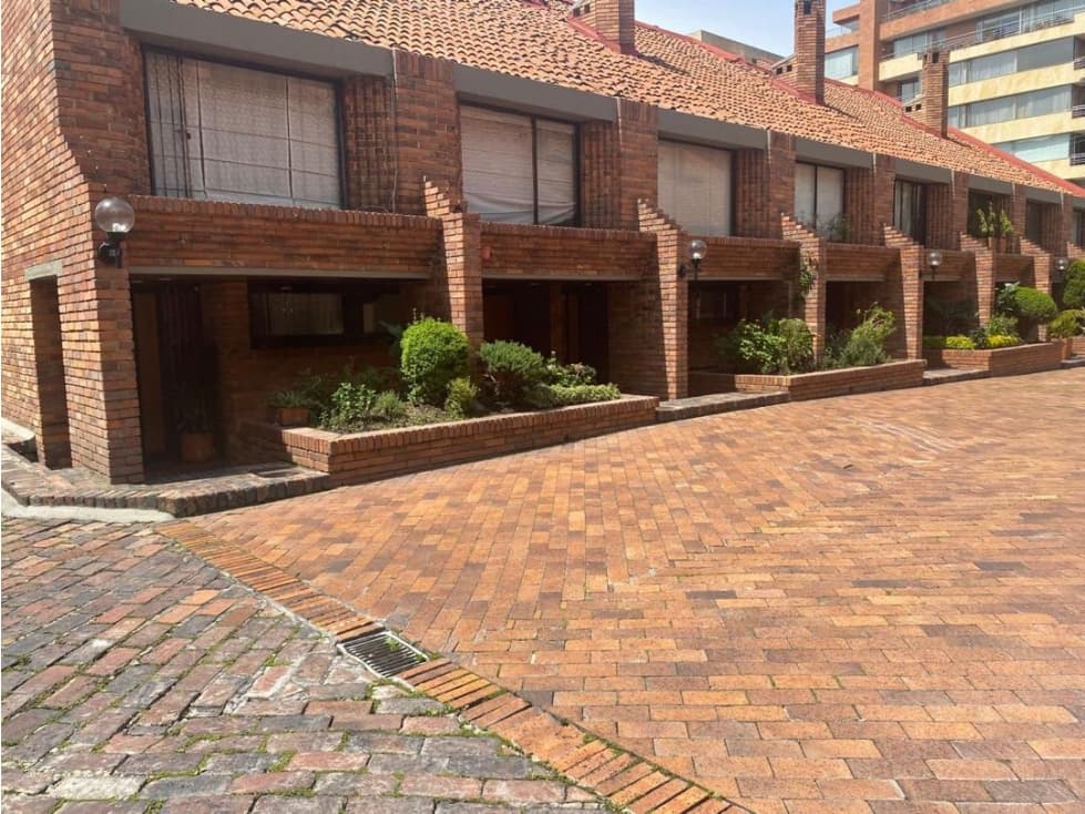 SE VENDE CASA DE 3 NIVELES EN LA CAROLINA. A - 1