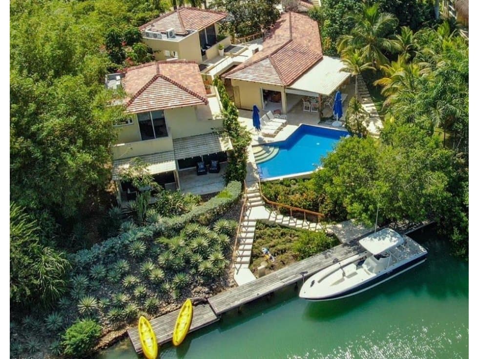 SE VENDE CASA EN CONDOMINIO MARINA DE BARÚ, SOBRE EL CANAL NAVEGABLE - 1