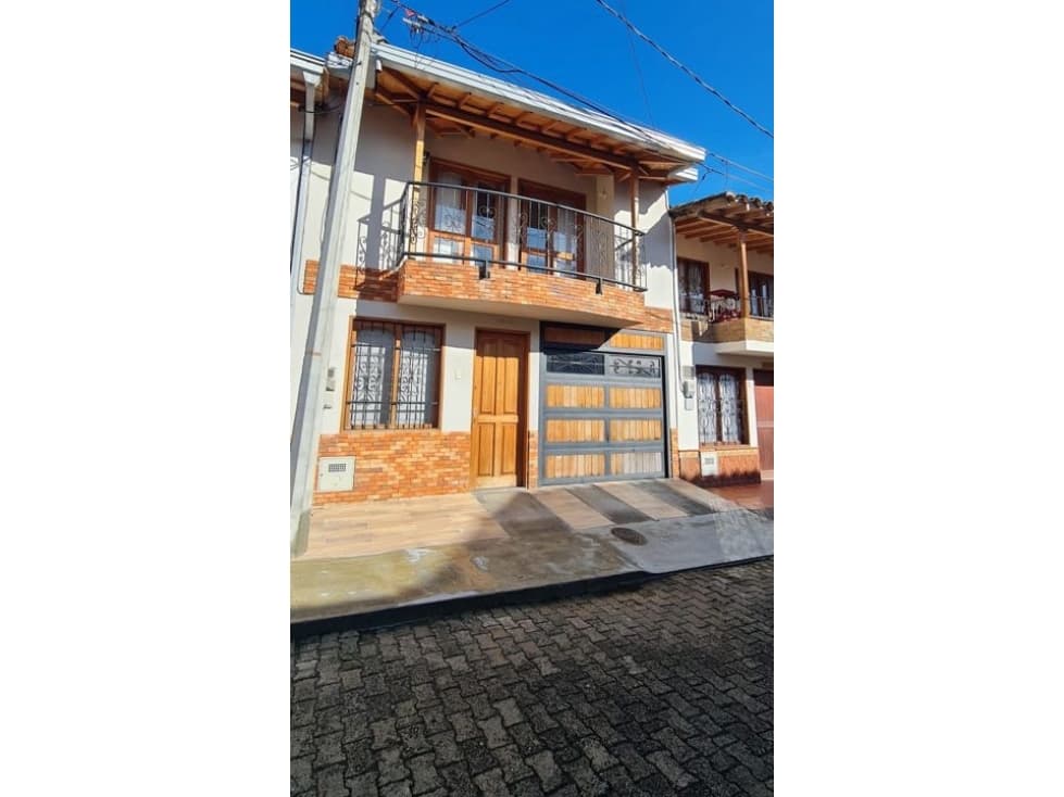 Se vende casa en La Ceja m, sector Gualanday, 2 niveles y manzarda - 1