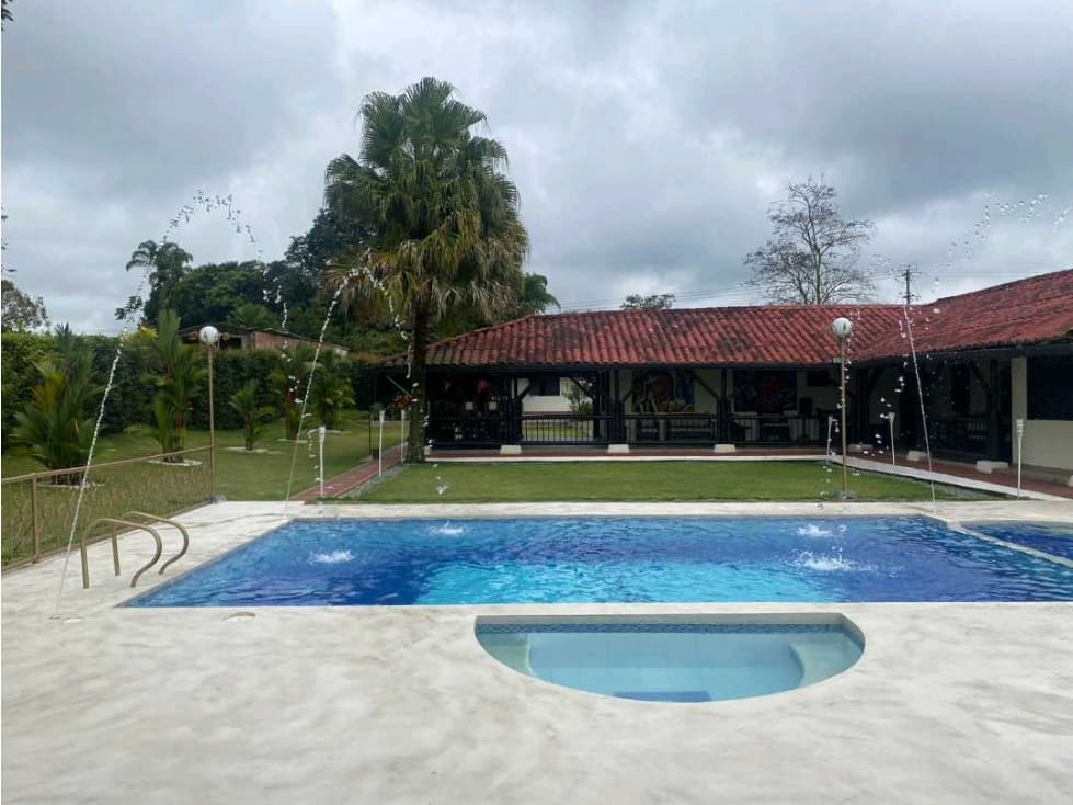 SE VENDE CHALET TURISTICO CERCA A MONTENEGRO - 1