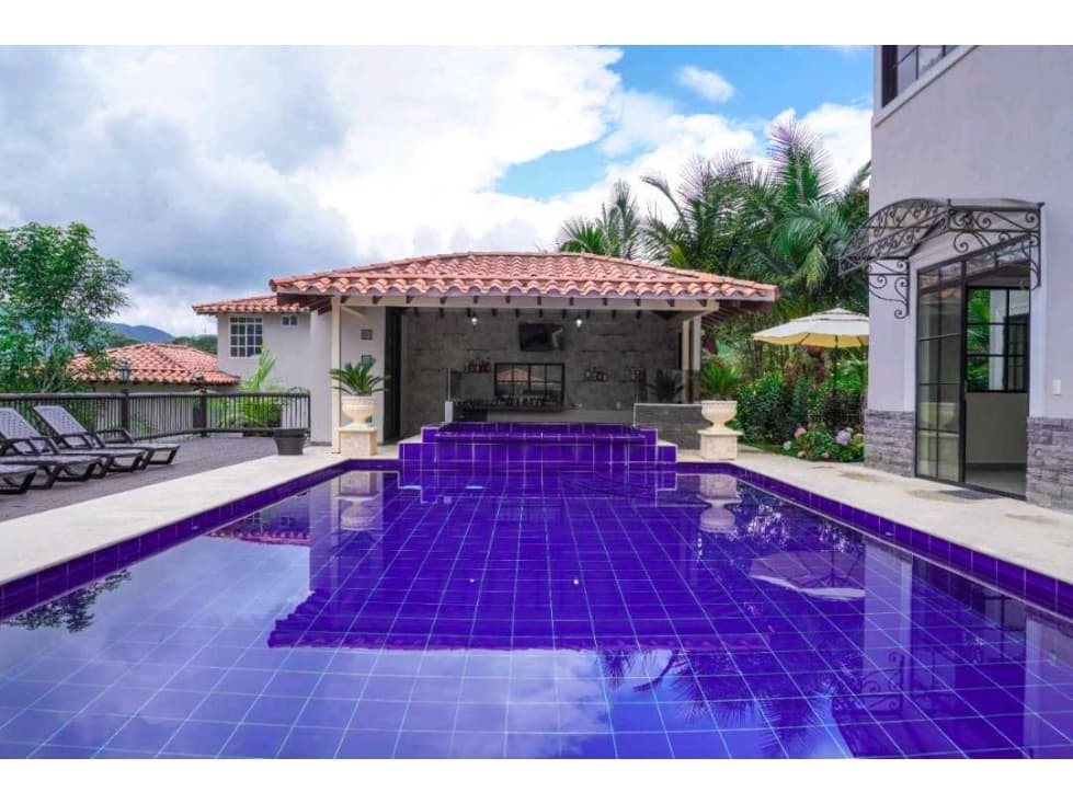 Se vende se permutas finca hotel en guatape antioquia - 1