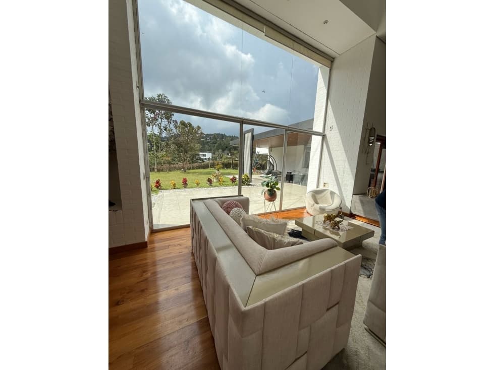 SE VENDE HERMOSA CASA CAMPESTRE EN ENVIGADO, SECTOR ALTO DEL ESCOBERO. - 1