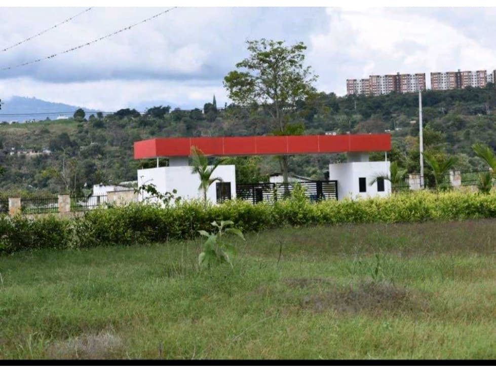 Se vende lote esquinero en condominio - 1