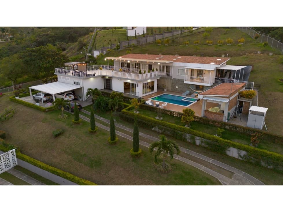 SE VENDE LUJOSA CASA CAMPESTRE EN DAPA - 1