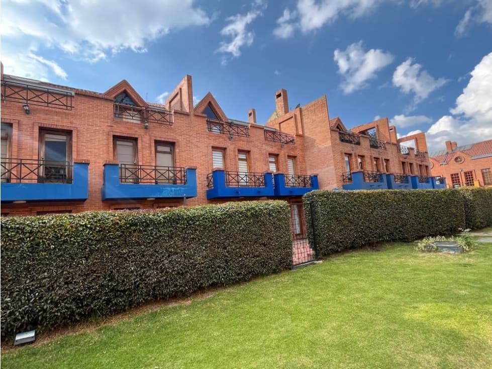 Vendo amplia casa con jardín privado - 1