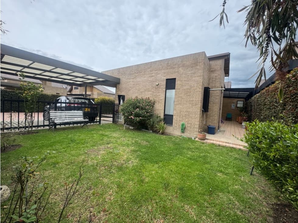 Vendo bella casa de un nivel más altillo en cajica en conjunto . - 1