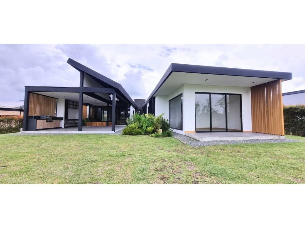 VENDO CASA LLANOGRANDE UN NIVEL U.CERRADA NOADOSADA 4 ALCOBAS 5 BAÑOS - 1