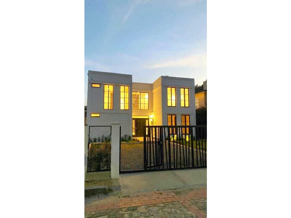 VENDO HERMOSA CASA DETRÁS DEL PARQUE JAIME DUQUE BRICEÑO - 1