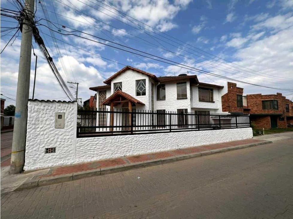 Venta Hermosa Casa Esquinera en Cota - 1