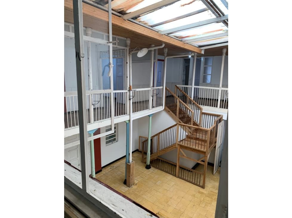 Casa con destinación comercial, muy espaciosa - 1