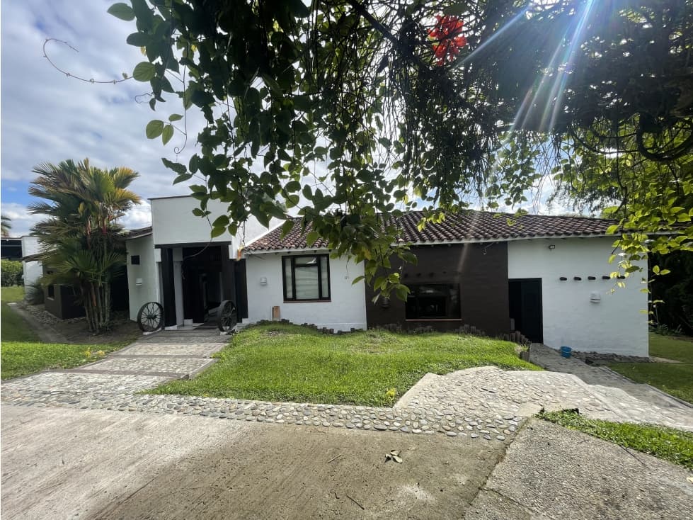 Se Alquila Espectacular Casa Campestre Condominio Pueblo Tapao - 1