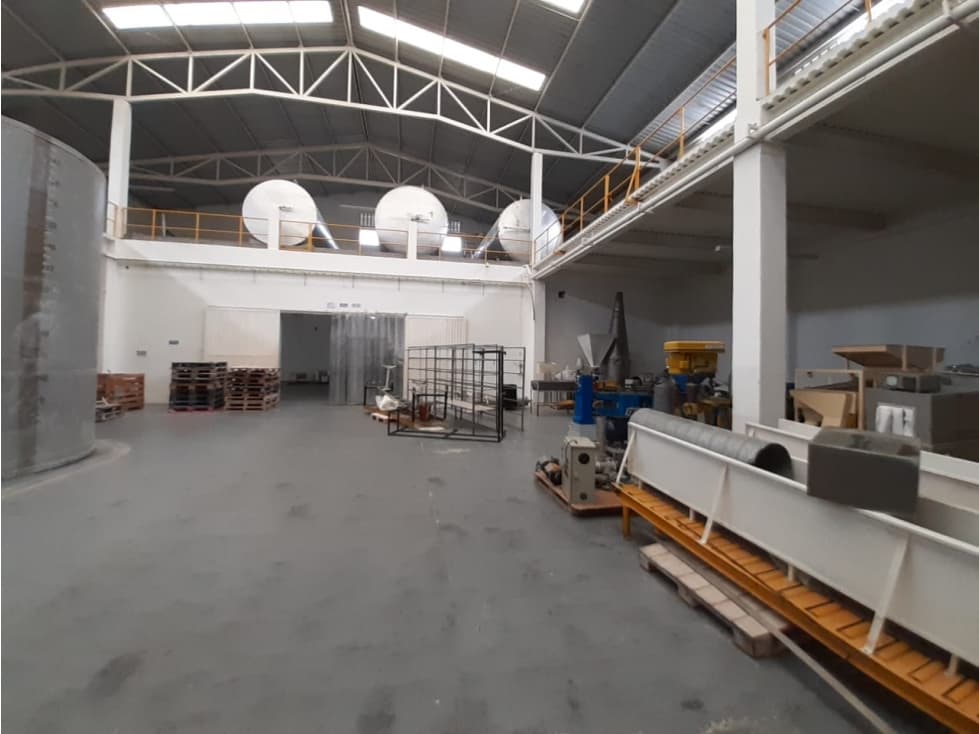 Venta/permuta bodega rentando en zona franca La Tebaida - 1