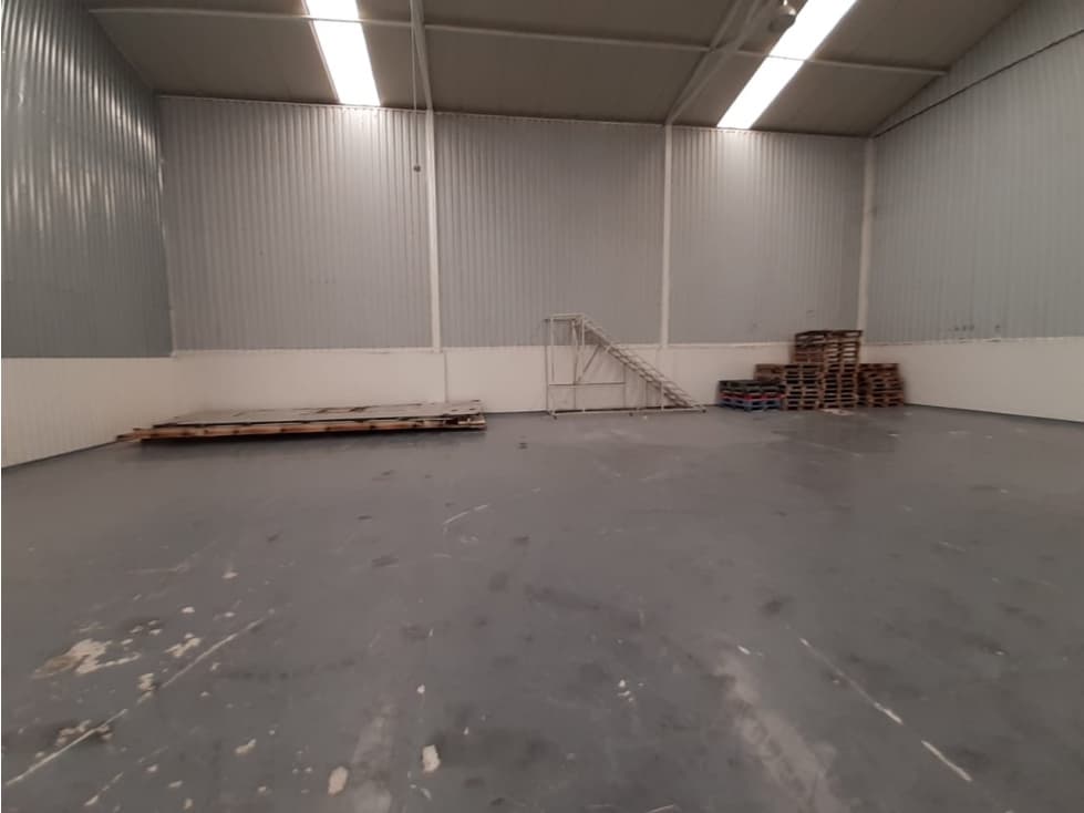 Venta/permuta bodega rentando en zona franca La Tebaida - 1