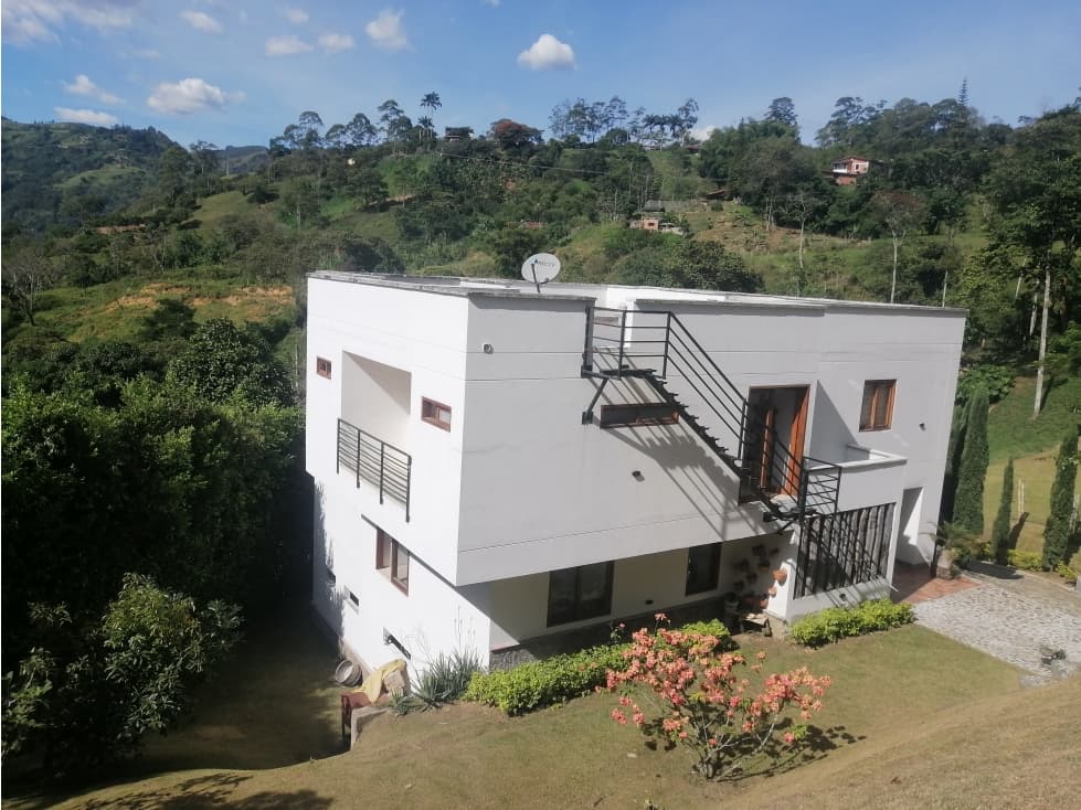 MODERNA CASA PARA LA VENTA EN AMAGÁ - 1