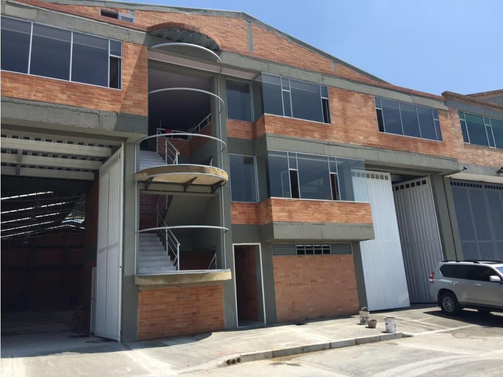 BODEGA DE 1340 M2 CON 150 KVA EN MADRID - 1